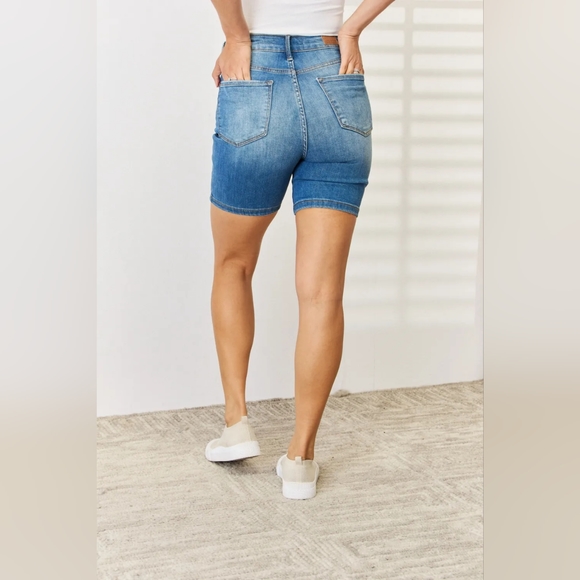 Just In!! Judy Blue Full Size Tummy Control Double Button Bermuda Denim Shorts - Picture 4 of 7